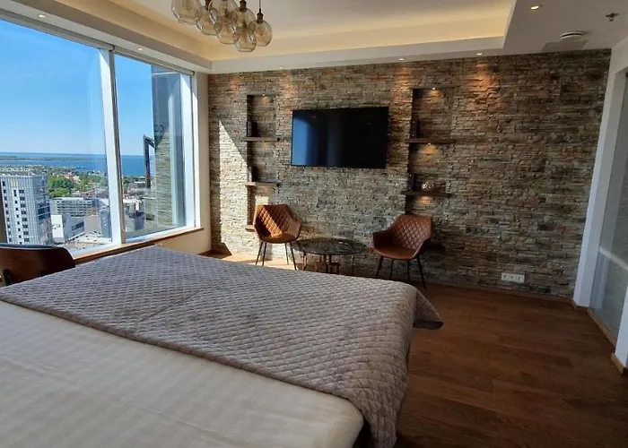 Skyview - Breathtaking Views From Bed And From Jacuzzi. Center Skyscraper Upper Floors * 塔林